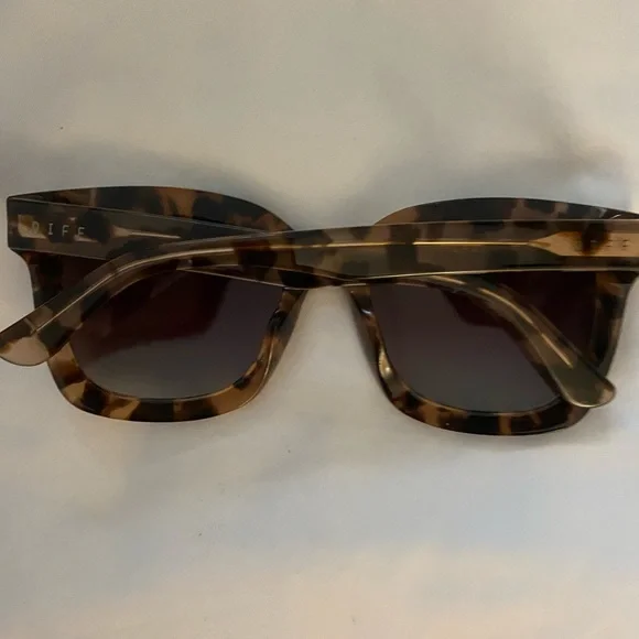 Carson square oversized sun glasses - Picture 2 of 3